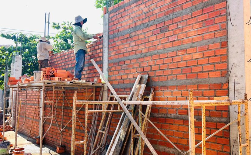 Thi công tường 200 và cột bê tông tươi đúng chuẩn kỹ thuật
